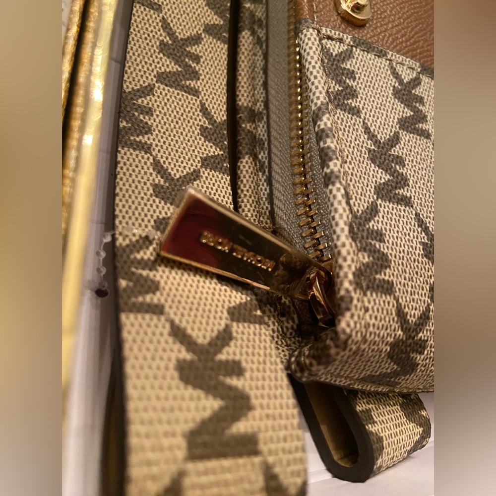 NWT! Authentic Michael Kors adjustable belt bag, crossbody. In Holiday gift box! - Picture 11 of 16